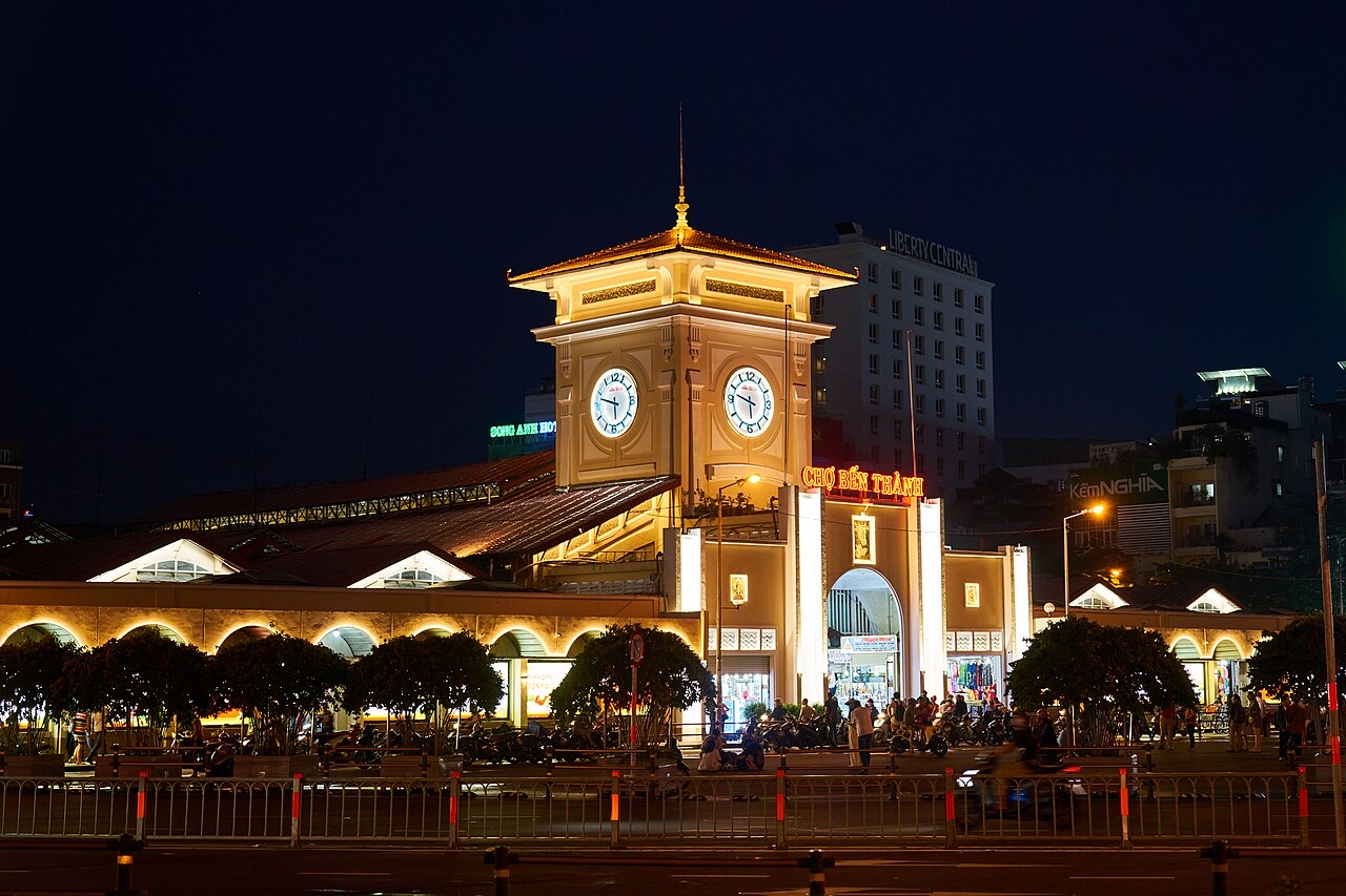 夜晚的濱城市場（胡志明市）