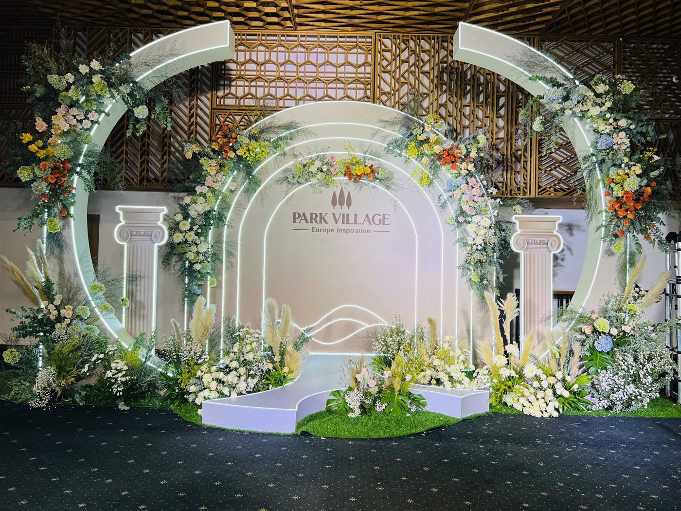 PARK VILLAGE - Không gian trang trí hoa tươi đẹp mắt cho sự kiện, mang lại cảm giác tươi mới và sang trọng.