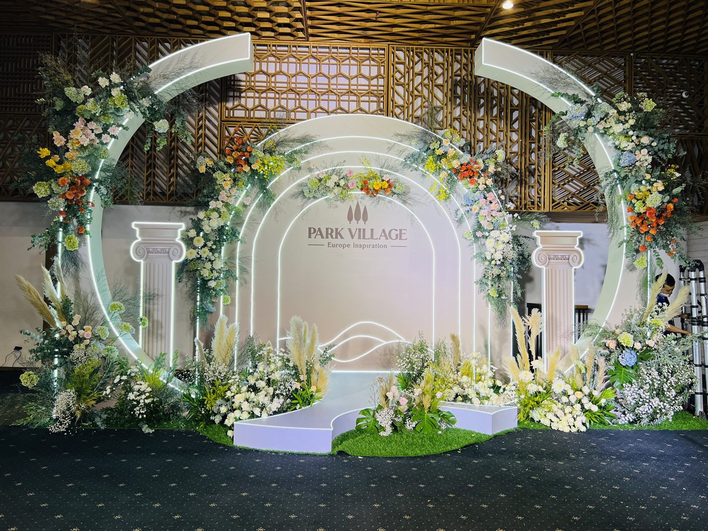 PARK VILLAGE - Một không gian trang trí hoa tươi đẹp mắt cho sự kiện, mang lại cảm giác sang trọng và ấm cúng.