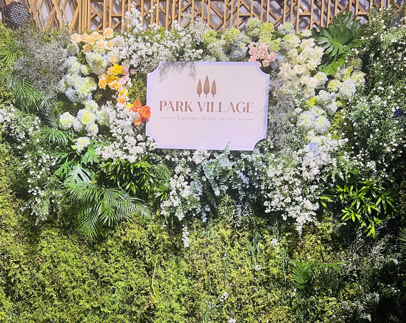 Park Village - Một không gian trang trí hoa tươi mát, mang lại cảm giác gần gũi và sang trọng cho sự kiện.