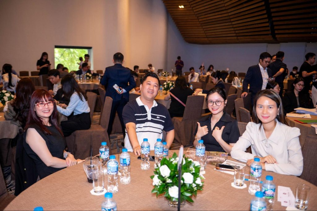 SETIA EDENIA - Lẵng hoa hồng trắng kết lá xanh trang trí để bàn tại lễ giới thiệu dự án bất động sản.