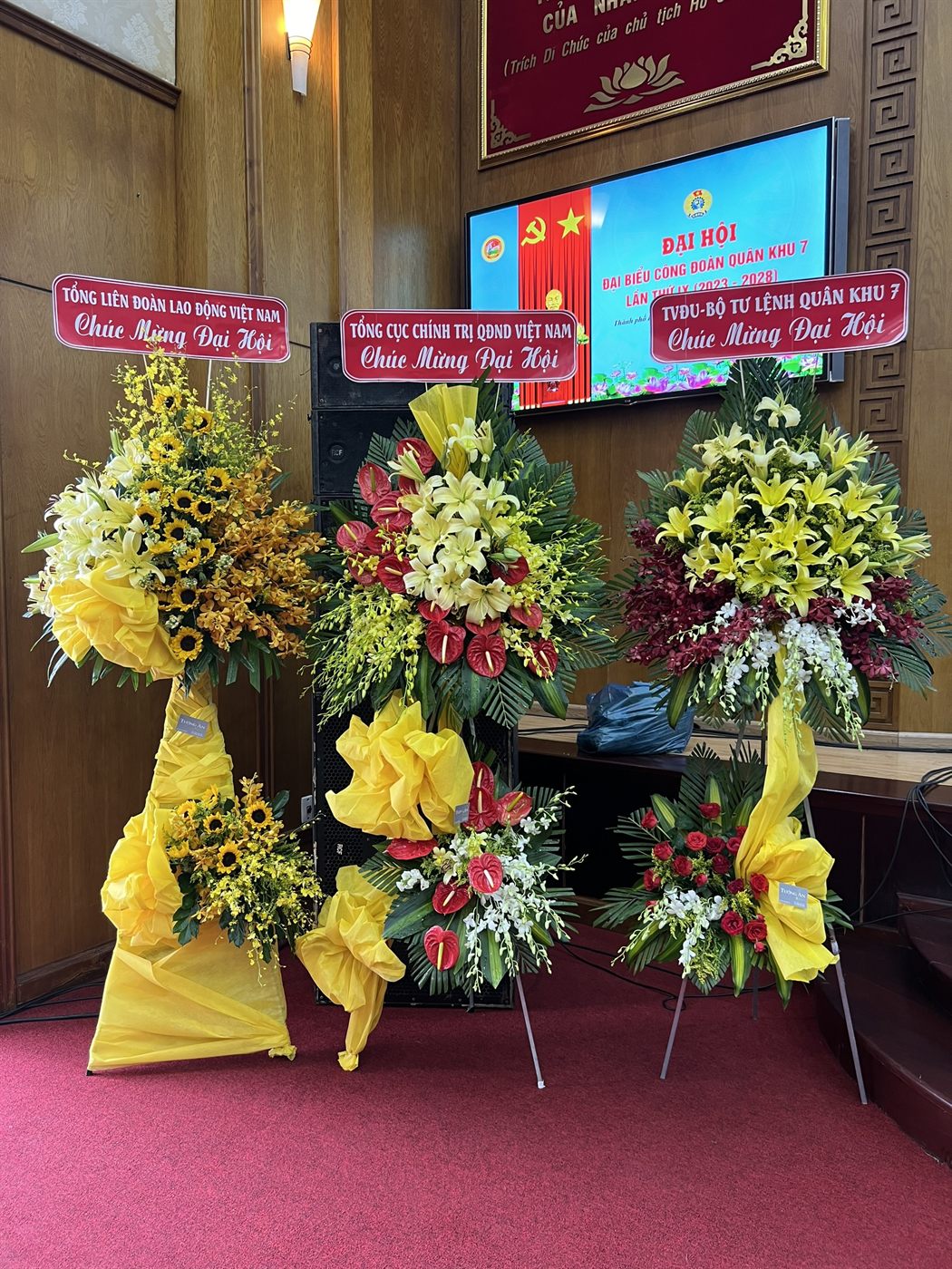 Chúc Mừng Đại Hội - Bình hoa tươi thắm chúc mừng sự kiện trọng đại.
