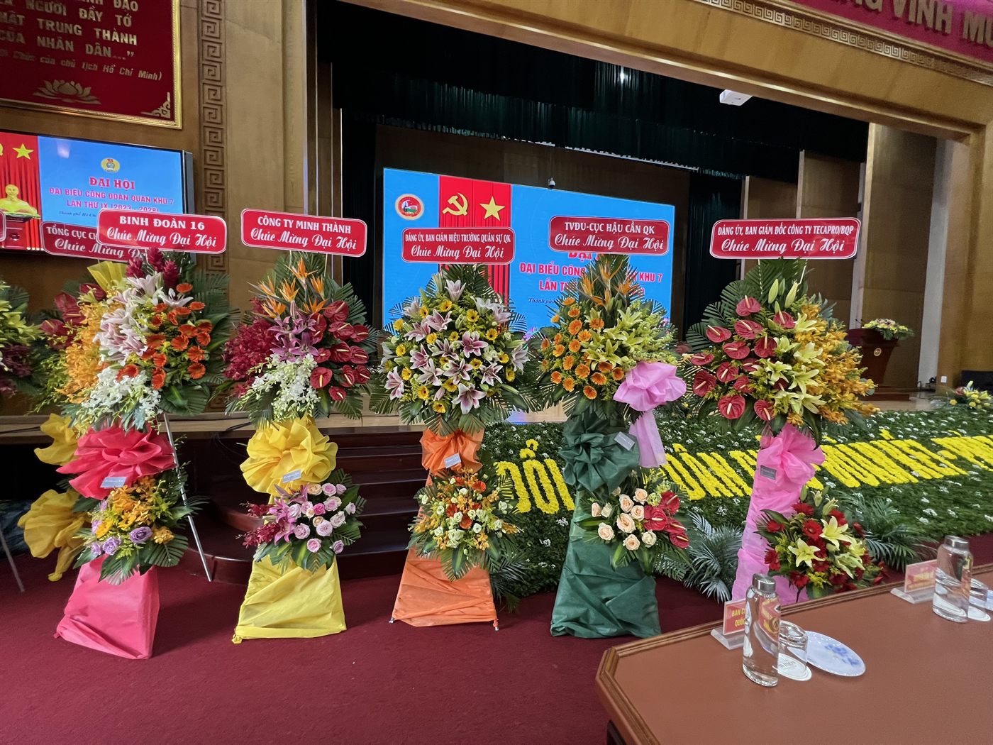Công ty TNHH XYZ - Bình hoa tươi thắm chúc mừng sự kiện quan trọng.