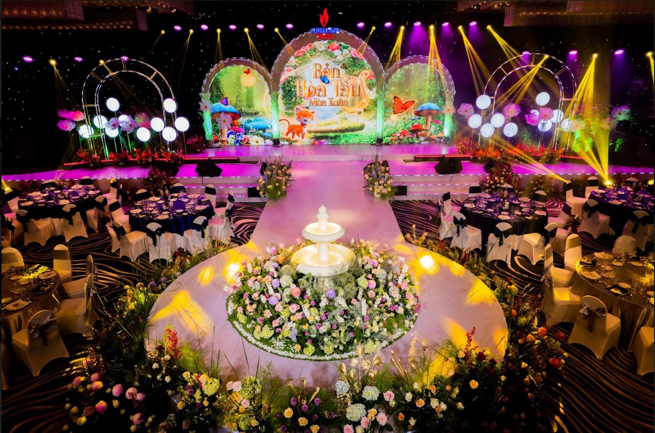 Bản Đồ Yêu Thương - Một không gian lãng mạn với hoa tươi thắm, mang lại cảm giác ấm áp cho sự kiện.