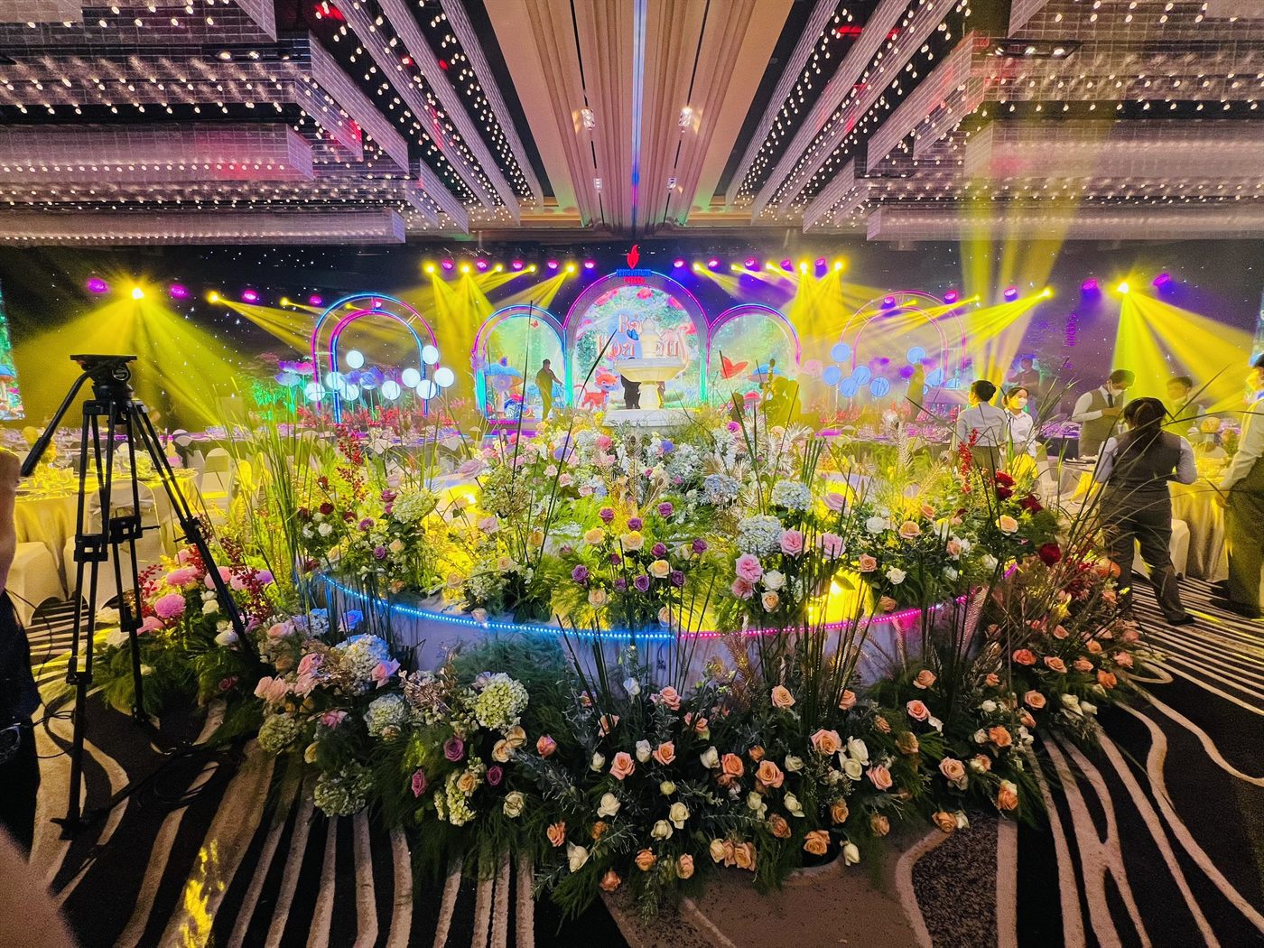 Park Village - Không gian trang trí hoa rực rỡ cho sự kiện, mang lại cảm giác tươi mới và sang trọng.