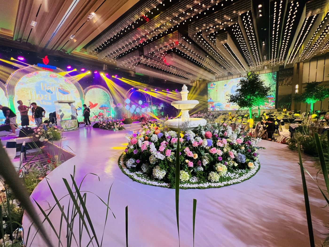 Park Village - Không gian sự kiện được trang trí rực rỡ với hoa tươi và ánh sáng lung linh.