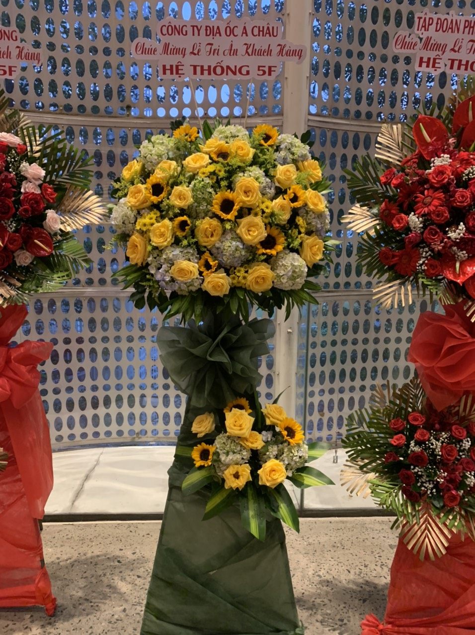 5F - Bình hoa tươi sáng, mang lại không khí vui tươi cho sự kiện.