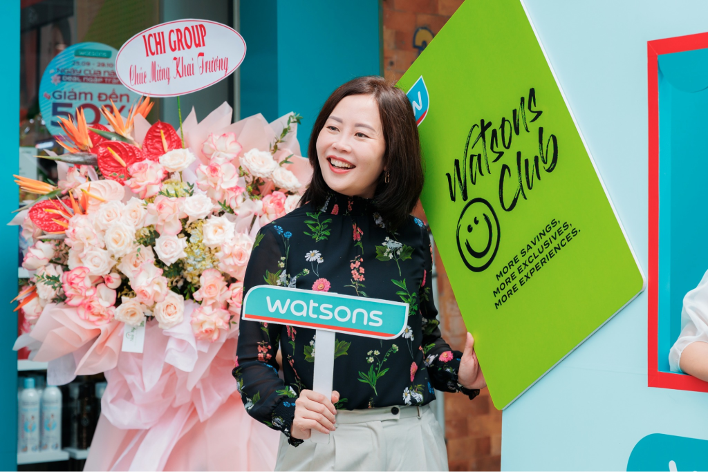 WATSONS VIETNAM - Lẵng hoa chúc mừng khai trương lớn với hoa hồng, hoa lan và thiên điểu bên cạnh khách mời.