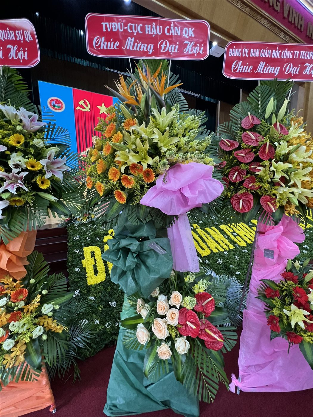 TVĐU-CỤC HẢI CẢNH ẢO QUỐC - Bình hoa chúc mừng sự kiện Đại hội với nhiều màu sắc tươi sáng.