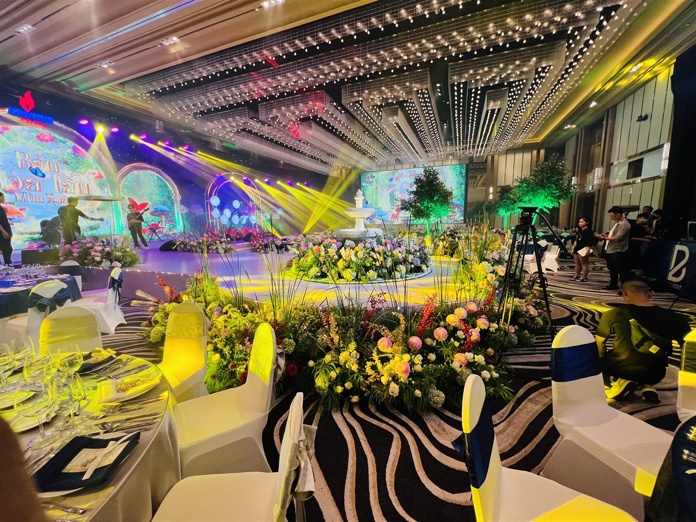 Park Village - Không gian sự kiện được trang trí rực rỡ với nhiều loại hoa tươi đẹp.
