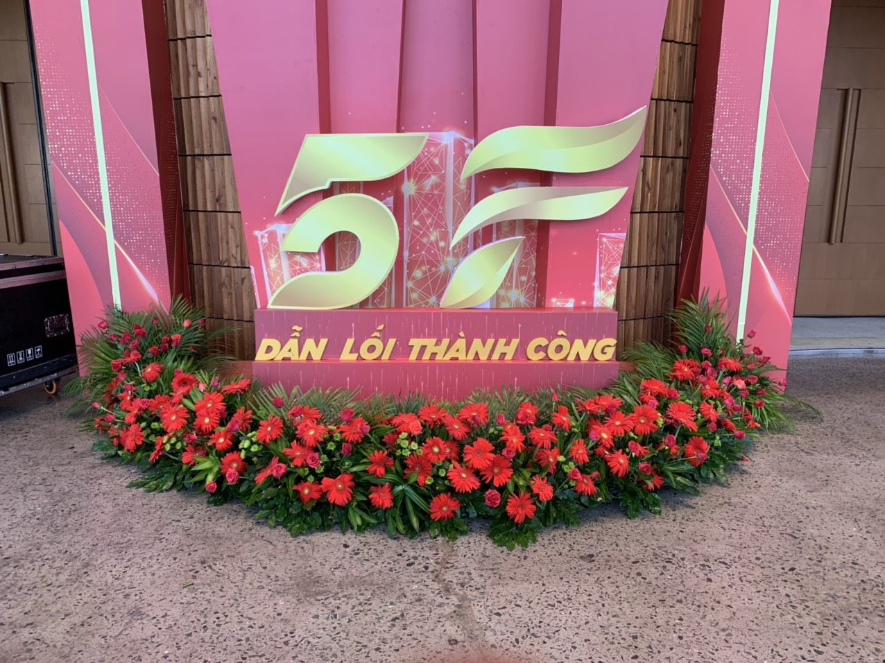 5F - Hình ảnh trang trí hoa cho sự kiện 5F, mang lại không khí tươi mới và ấn tượng.