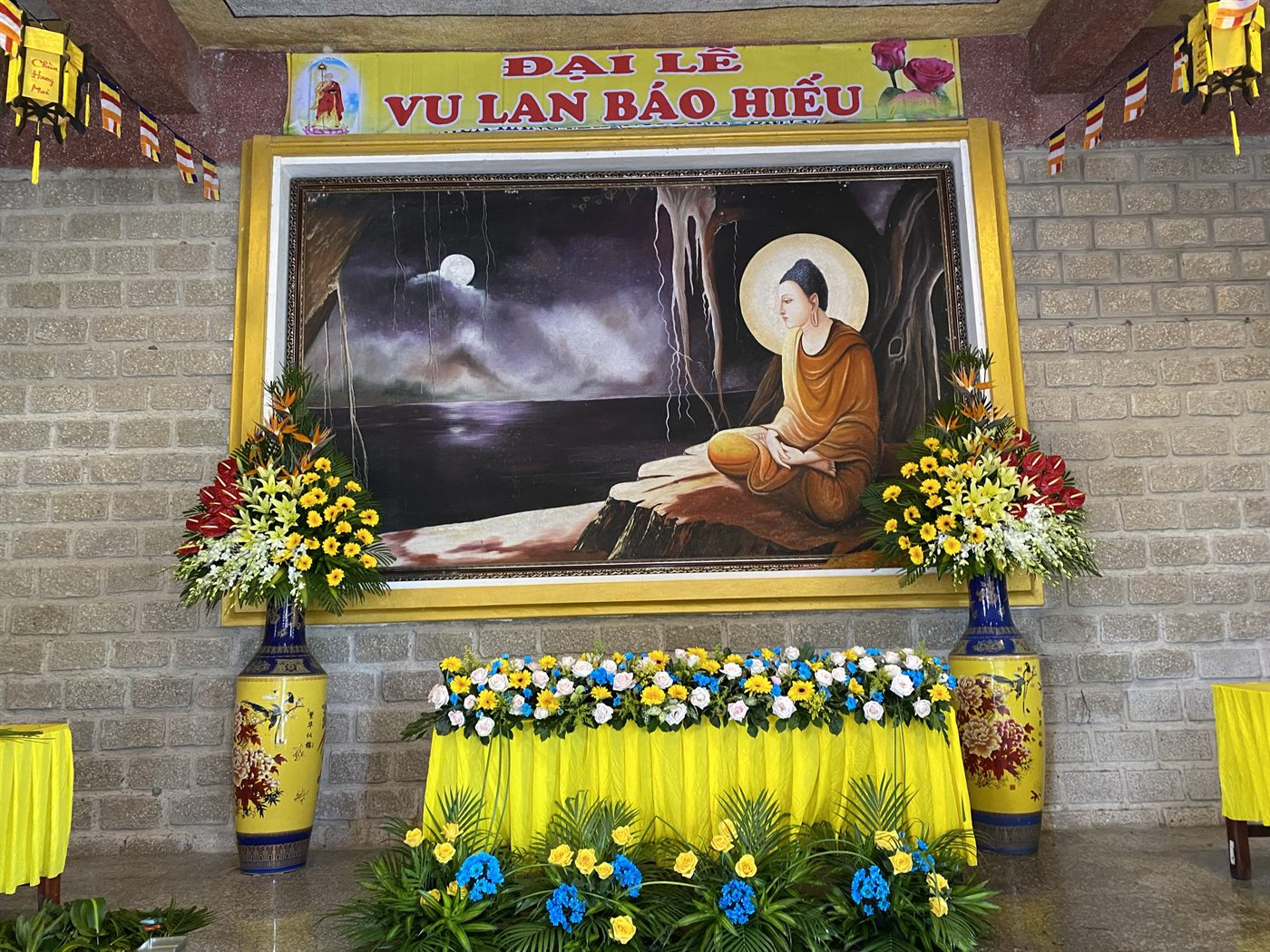 Đại Lễ Vu Lan Báo Hiếu - Hình ảnh trang trí hoa cho sự kiện Vu Lan, mang ý nghĩa tôn vinh và tri ân cha mẹ.