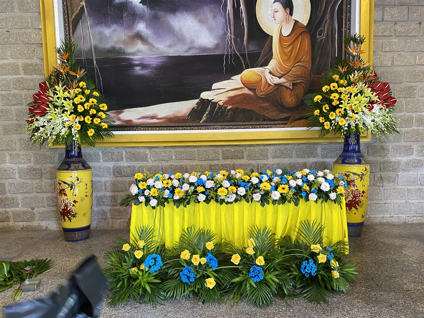Bình hoa trang trí cho sự kiện với màu sắc tươi sáng và ý nghĩa bình an.