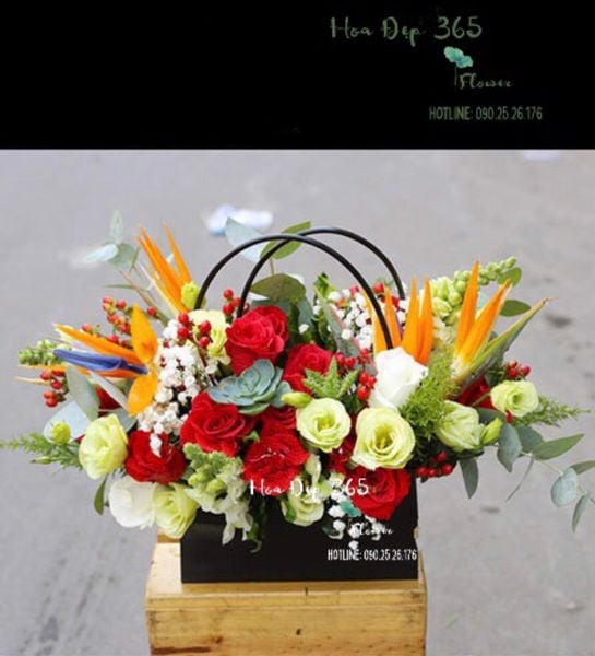 Giỏ Hoa Hồng Phối Cát Tường