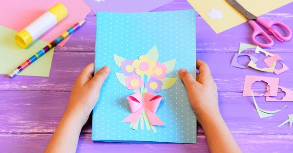 Mẫu thiệp hoa handmade kết hợp với ruy băng xinh xắn tặng cô giáo ngày 20/11 (Nguồn: Internet)