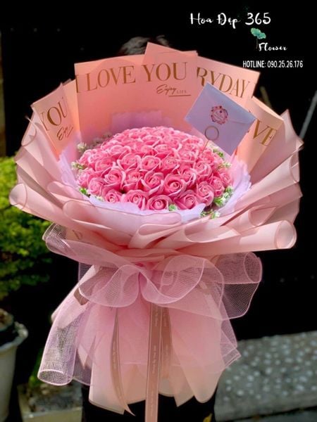 Bó hoa sáp tình yêu Pink Girl - HST19 được thiết kế từ 50 cành hoa hồng dâu sáp thơm chắc hẳn khiến không ít bạn thổn thức