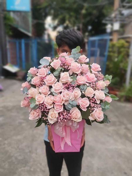 Chậu hoa hồng phấn xinh xắn xứng đáng là một món quà sinh nhật thú vị dành cho những cô nàng yêu thích sự ngọt ngào.