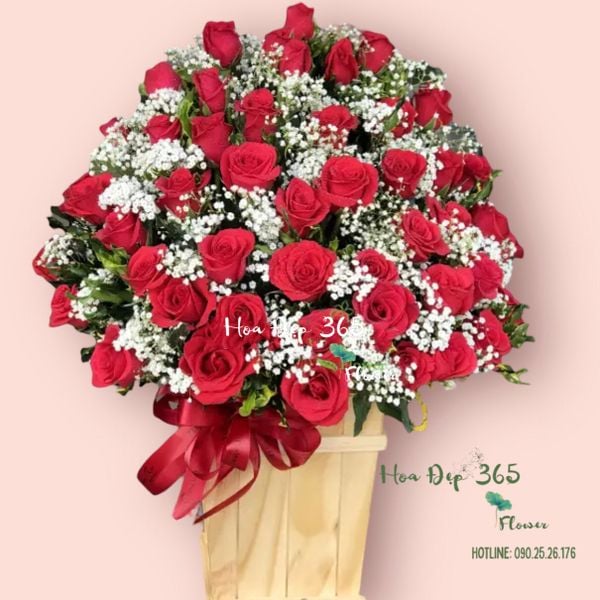 Một hộp hoa hồng đỏ thể hiện tình yêu thương nồng cháy từ bạn đến người yêu