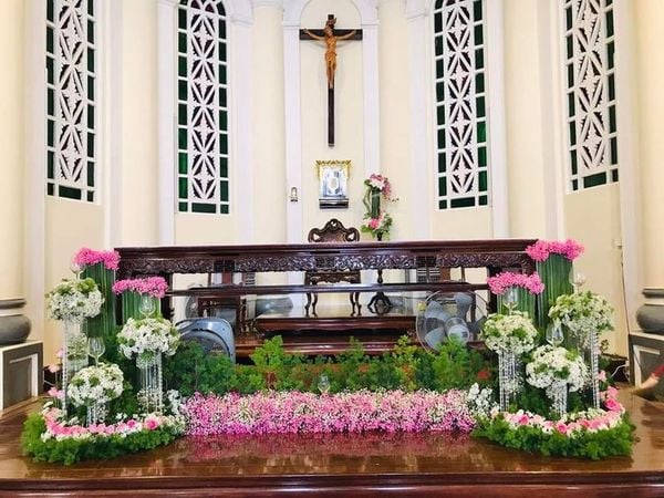 Mẫu cắm theo chủ đề: “hoa nến Phục sinh”.