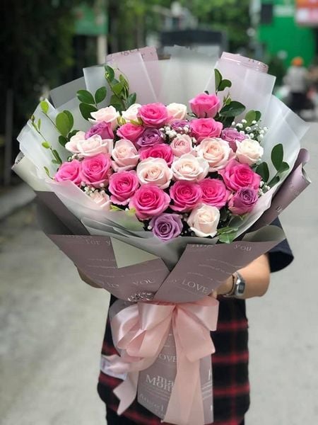 Một bó hoa hồng nhiều sắc màu ngọt ngào dành cho những người phụ nữ đáng trân trọng của chúng ta trong dịp 20/10