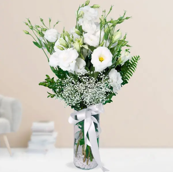 Bình hoa cát tường trắng trong ngày cưới chưng bàn thờ gia tiên cũng là một lựa chọn đáng cân nhắc