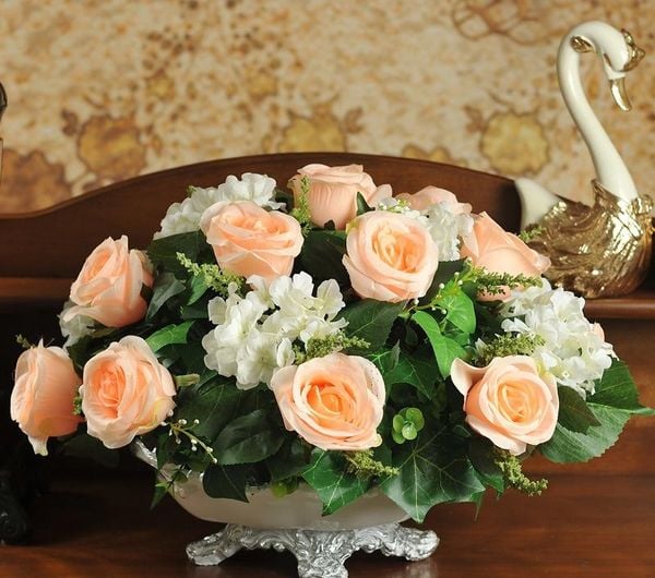 Mẫu hoa hồng cam cắm theo hình vòm cực xinh xắn.