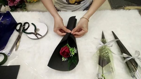 Tự tay gói hoa tặng người yêu để tăng thêm ý nghĩa ngày 20/10 (Nguồn: Internet)