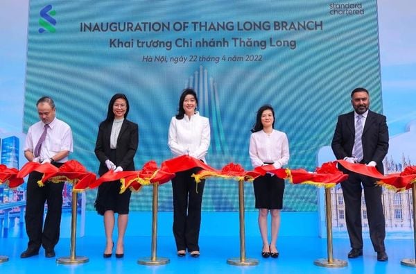 Váy bút chì và áo sơ mi cao cấp hoặc bộ suit nữ đặc biệt phù hợp với những tiệc khai trương trang trọng.
