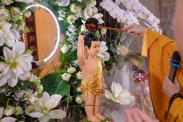 Nghi thức tắm Phật đúng cách cho tháng Phật Đản.