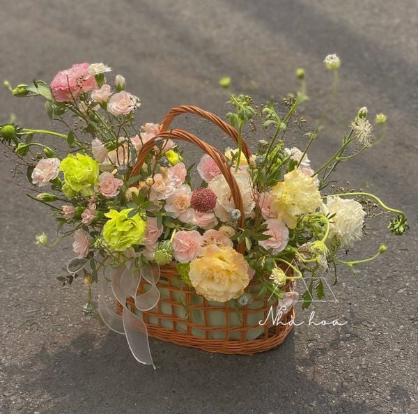 Giỏ hoa cát tường mix hoa cẩm chướng phối lá phụ đầy sắc màu pastel mơ mộng