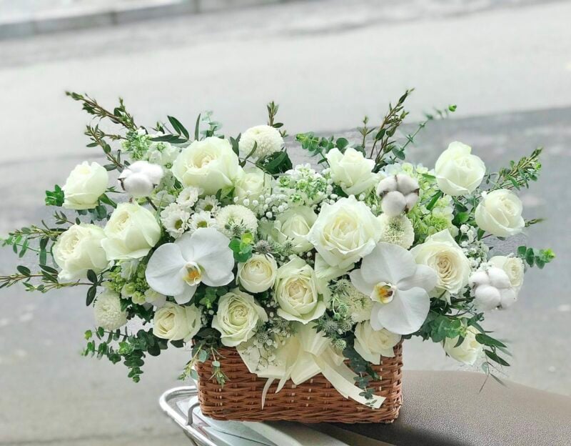 Giỏ hoa hồng trắng tang lễ Khóc Thương - GHV04