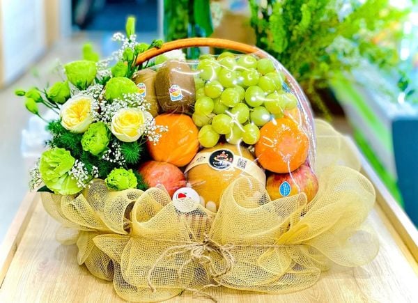 Tặng quà Tết cho nhau để thể hiện sự quan tâm (Nguồn: Internet)