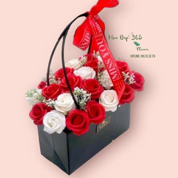 Giỏ hoa hồng sáp - HST04 nhỏ gọn, xinh xắn là món quà thích hợp để tặng mẹ, người thân trong dịp lễ kỷ niệm