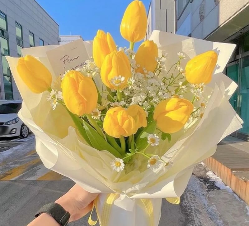 Bó hoa tulip vàng đẹp tặng sinh nhật chồng yêu