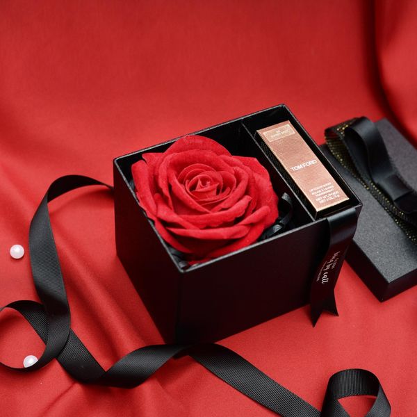 Hộp hoa hồng 20/10 tinh tế đính kèm son dùng để tặng crush lãng mạn (Nguồn: Sưu tầm)