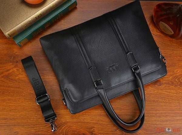 Quà tặng 20/11 thiết thực cho thầy giáo là một chiếc cặp da (Nguồn: Internet)