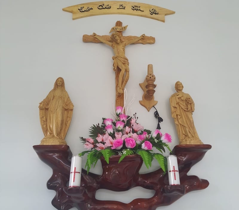 Ý nghĩa sâu sắc của việc cắm hoa trên Bàn Thờ Chúa trong đời sống Công Priceo