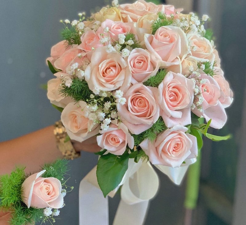 Hoa cưới cầm tay cô dâu và cài áo cho chú rể
