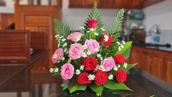Cách cắm hoa hồng đỏ trưng trên bàn thờ gia tiên bắt mắt.