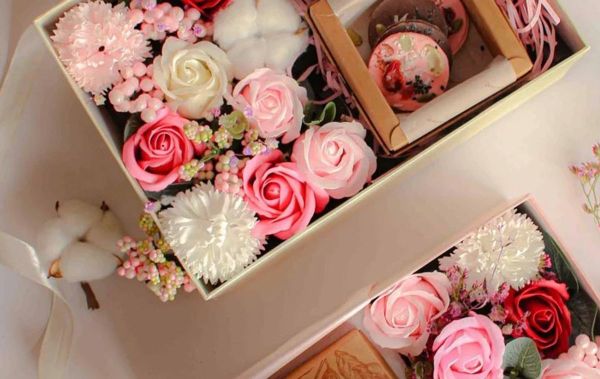 Hộp hoa 20/10 ngọt ngào cho vợ yêu (Nguồn: Sưu tầm)