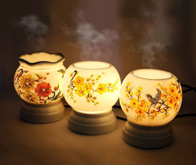 Đèn xông tinh dầu và các loại tinh dầu thiên nhiên như oải hương, cam - quà sinh nhật giúp vợ thư giãn
