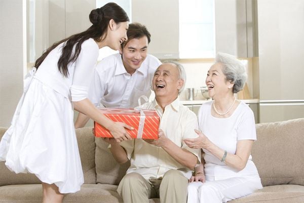 Những lưu ý trước khi chọn quà sinh nhật cho người lớn tuổi.