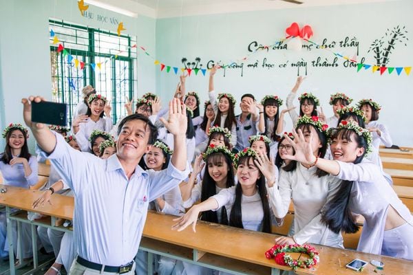 Bức ảnh lớp học với những nụ cười rạng rỡ của học sinh và thầy cô, ghi dấu kỷ niệm ngày Nhà giáo Việt Nam. (Nguồn: Internet)