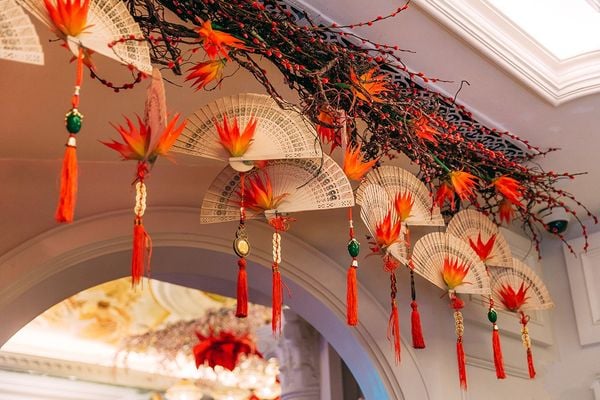 Trang trí khu vực cửa ra vào và phòng khách đón Tết