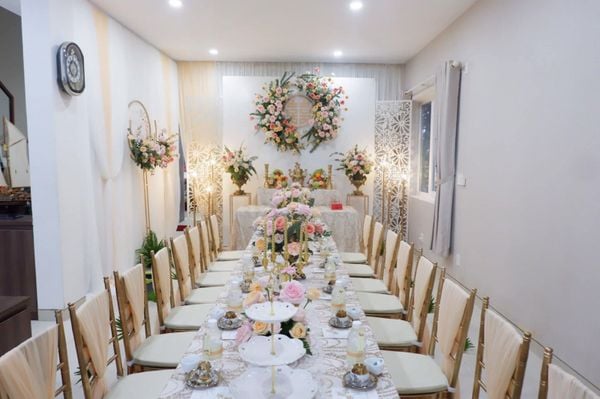 Trang trí bàn gặp mặt hai họ với hoa cưới để bàn sang trọng