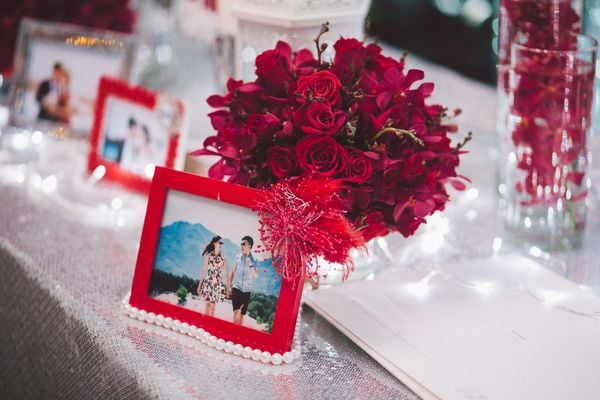 Tham khảo cách cắm hoa để bàn ngày cưới dáng tròn đơn giản.