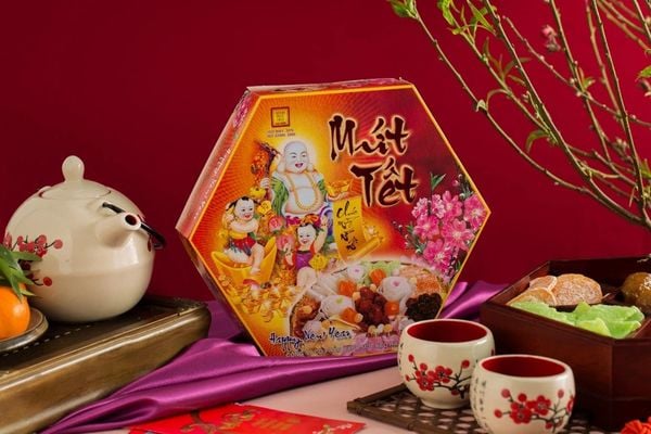 Không thể bỏ qua khay bánh mứt để chiêu đãi khách đến chúc Tết