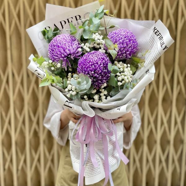Bó hoa cúc mẫu đơn màu tím dâng Phật vô cùng đẹp mắt.