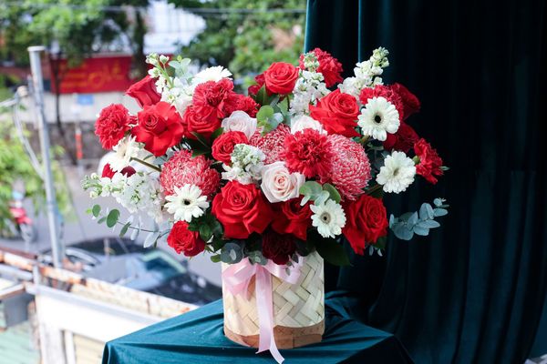 Partner gift basket in red tones