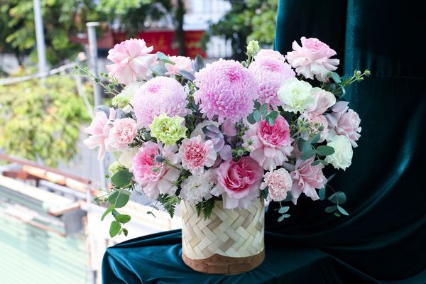 Congratulations basket in pink tones